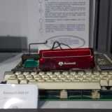 E arriviamo al 1971 quando l�italiano Federico Faggin idea per l�Intel il microprocessore 4004: un dispositivo elettronico che aveva le dimensioni di un�unghia. Fu quello che i giovani programmatori californiani dell�Homebrew Computer Club (di cui faceva parte Steve Jobs) utilizzarono nel 1975 per costruire dei rudimentali pc da utilizzare in casa
